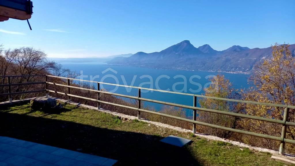 casa indipendente in vendita a Brenzone sul Garda in zona Magugnano