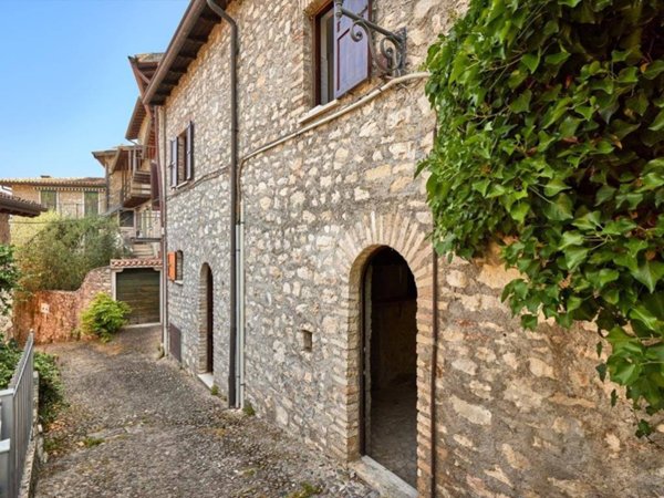 casa indipendente in vendita a Brenzone sul Garda in zona Magugnano