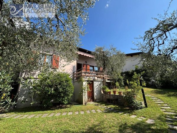 casa indipendente in vendita a Brenzone sul Garda in zona Magugnano