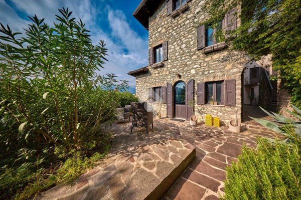 casa indipendente in vendita a Brenzone sul Garda in zona Fasor