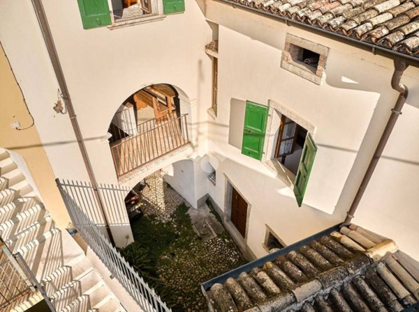 casa indipendente in vendita a Brenzone sul Garda in zona Castelletto