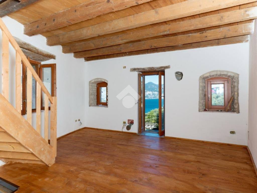 casa indipendente in vendita a Brenzone sul Garda in zona Magugnano