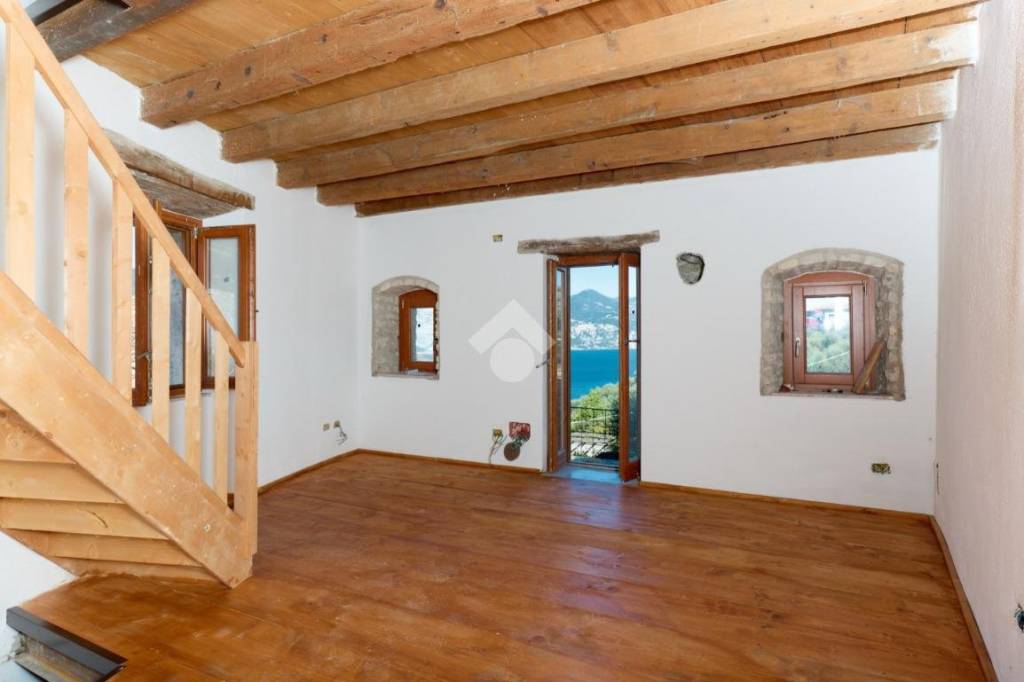 casa indipendente in vendita a Brenzone sul Garda in zona Castello
