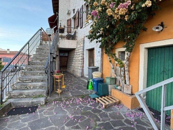 casa indipendente in vendita a Brenzone sul Garda in zona Magugnano