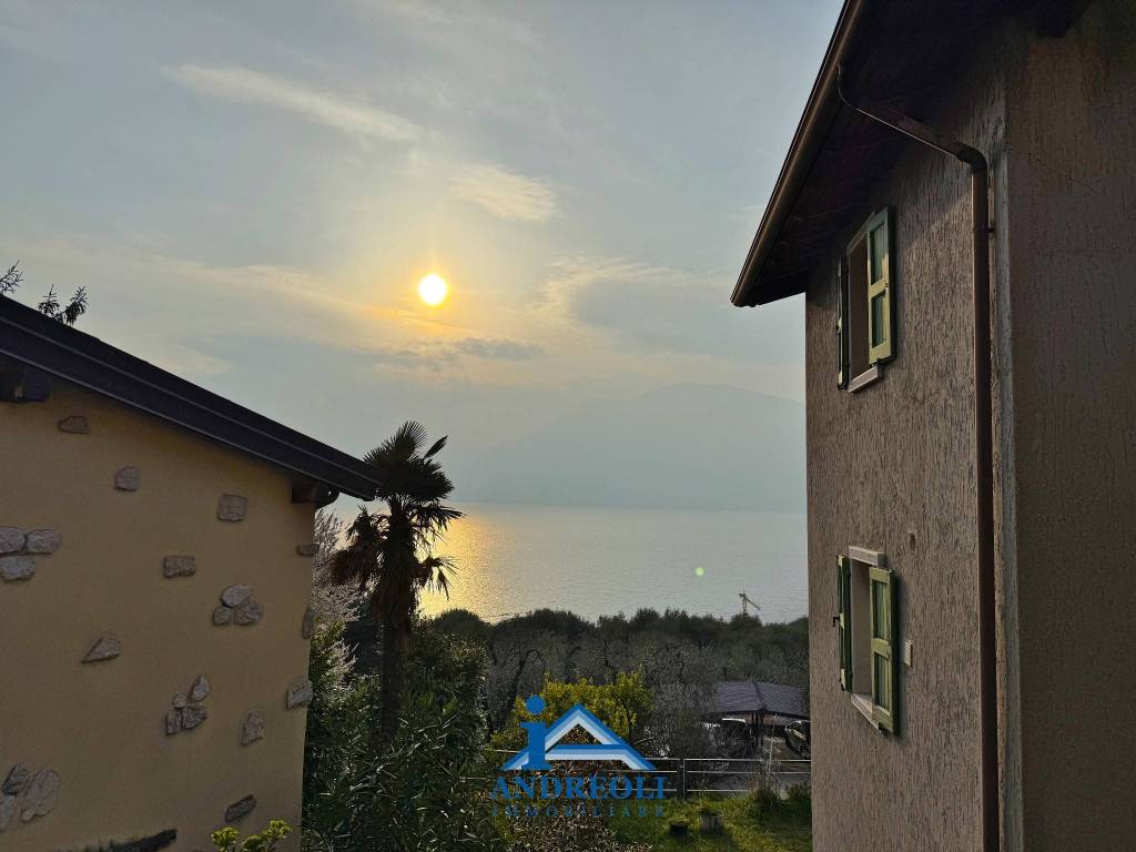 appartamento in vendita a Brenzone sul Garda in zona Sommavilla