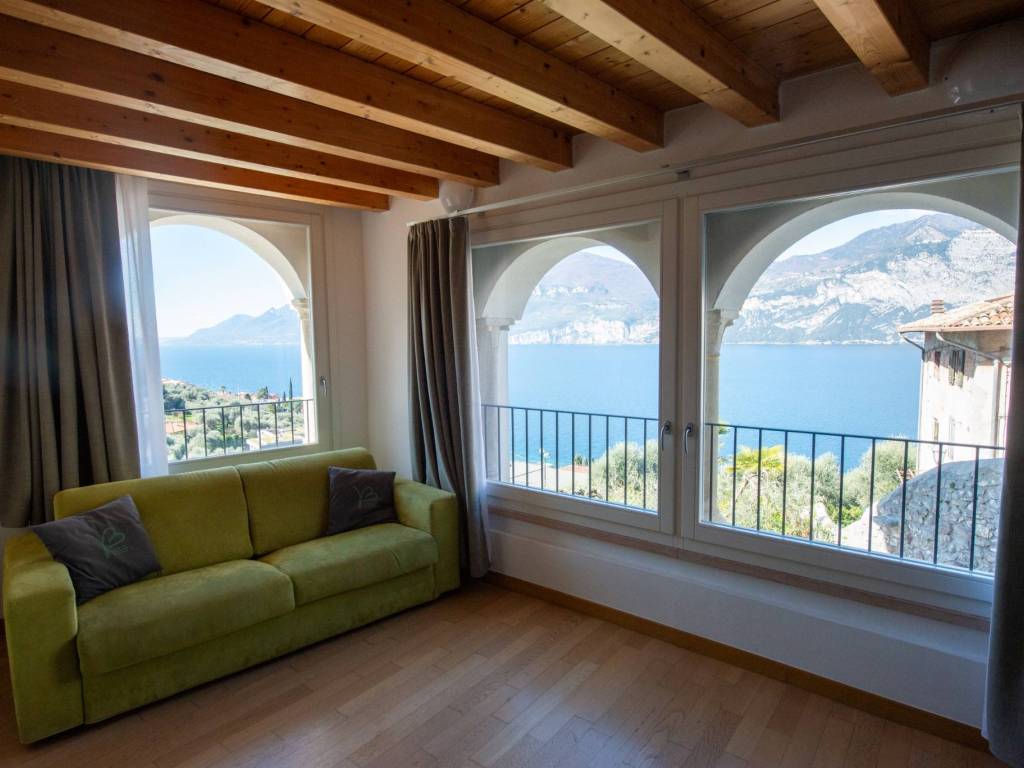 appartamento in vendita a Brenzone sul Garda in zona Magugnano
