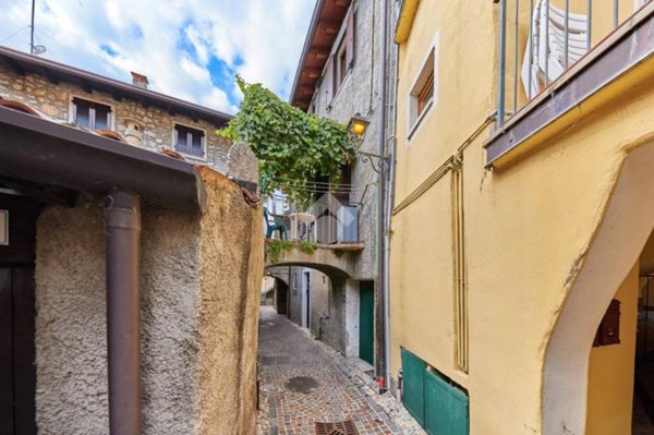 casa indipendente in vendita a Brenzone sul Garda in zona Castelletto