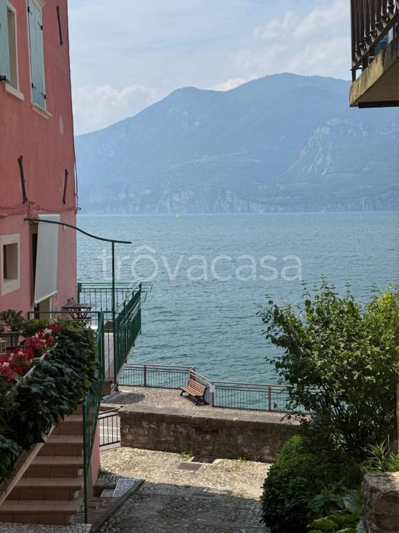 locale commerciale in vendita a Brenzone sul Garda