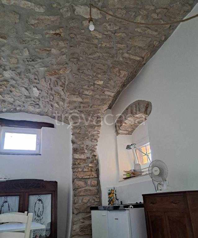 locale commerciale in vendita a Brenzone sul Garda in zona Marniga