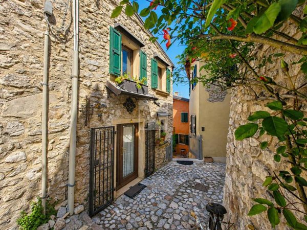 appartamento in vendita a Brenzone sul Garda in zona Zignago
