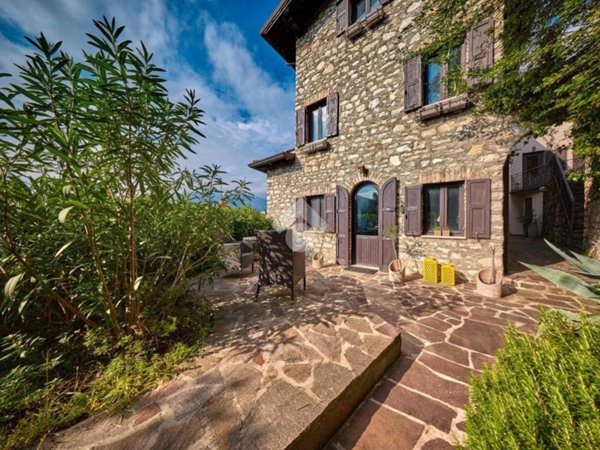 casa indipendente in vendita a Brenzone sul Garda in zona Fasor