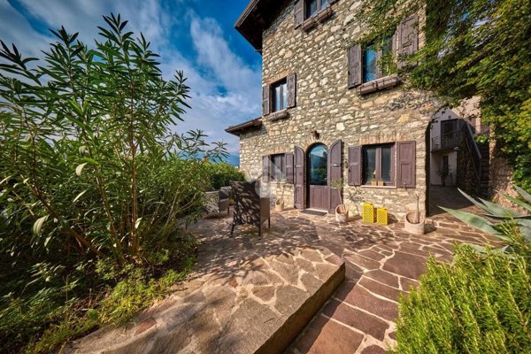 appartamento in vendita a Brenzone sul Garda in zona Fasor