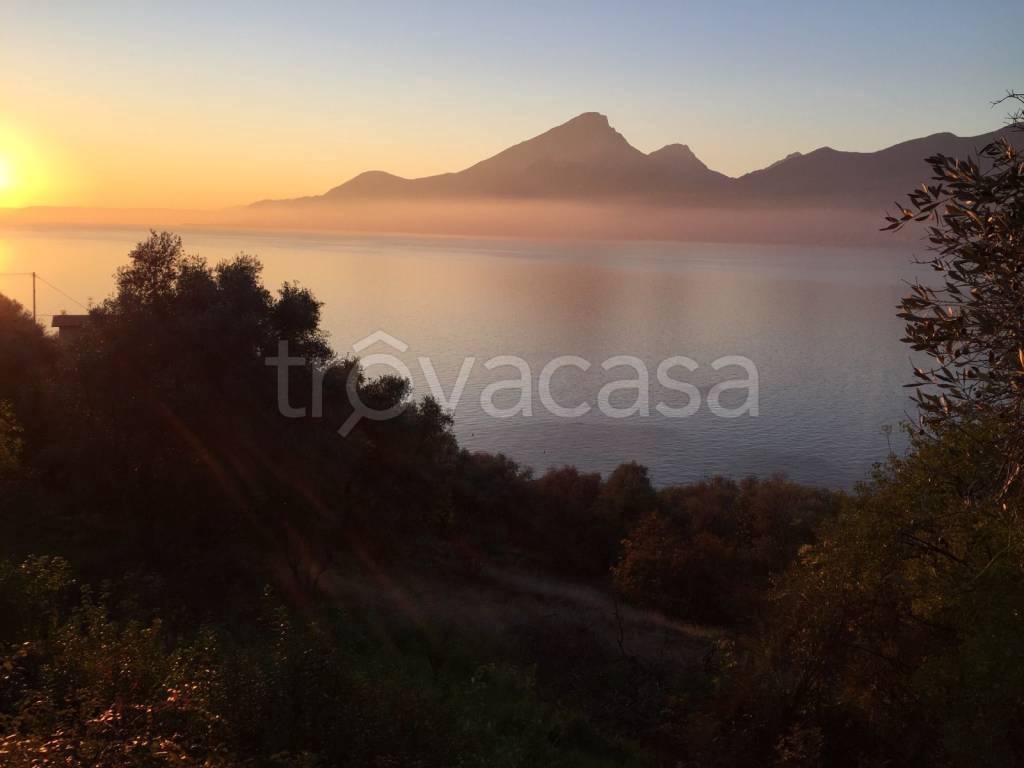 terreno edificabile in vendita a Brenzone sul Garda