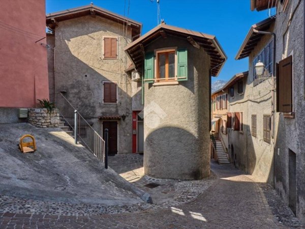casa indipendente in vendita a Brenzone sul Garda in zona Castelletto