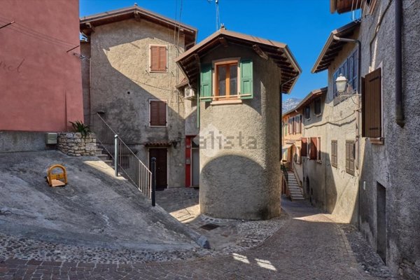 casa indipendente in vendita a Brenzone sul Garda in zona Castelletto