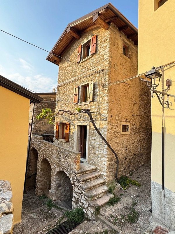appartamento in vendita a Brenzone sul Garda in zona Boccino