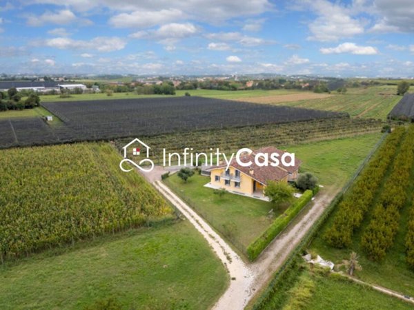 casa indipendente in vendita a Bussolengo