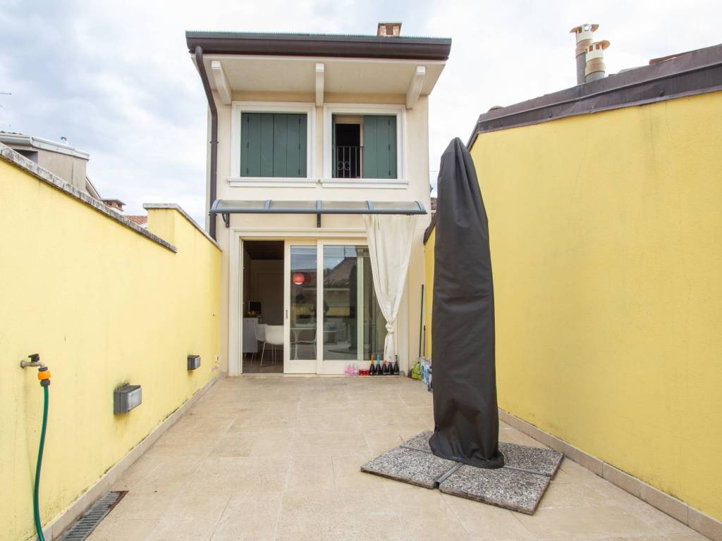 intera palazzina in vendita a Bussolengo