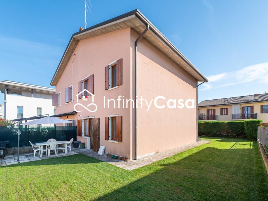 casa indipendente in vendita a Bussolengo