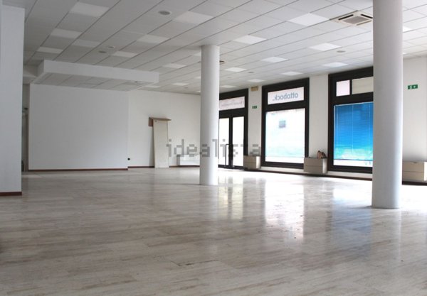 locale commerciale in vendita a Bussolengo