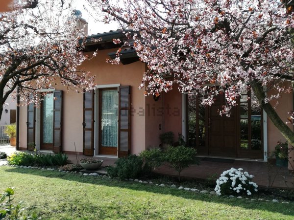 casa indipendente in vendita a Bussolengo