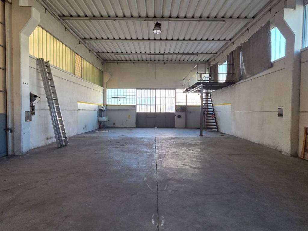 locale commerciale in vendita a Bussolengo