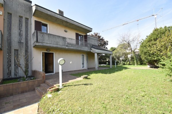 casa indipendente in vendita a Bussolengo