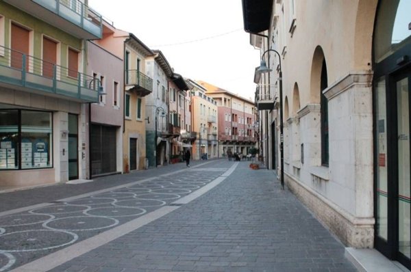 locale commerciale in vendita a Bussolengo in zona San Vito