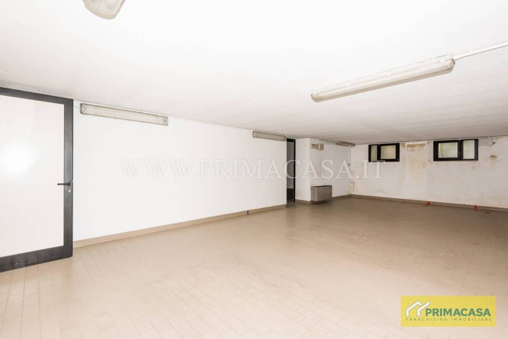 locale commerciale in vendita a Buttapietra