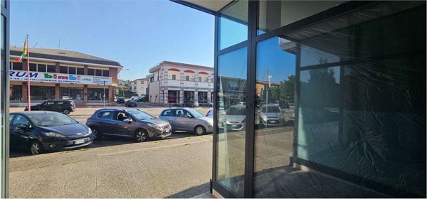 negozio in vendita a Caldiero in zona Caldierino