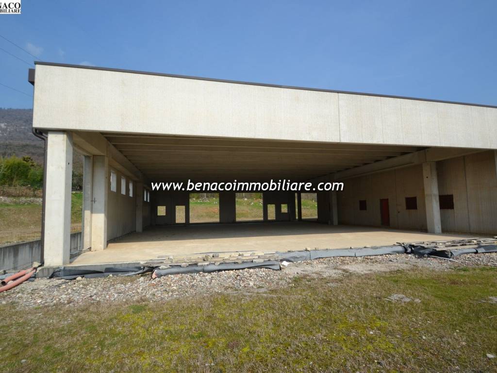 locale commerciale in vendita a Caprino Veronese