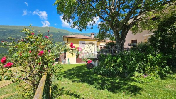 casa indipendente in vendita a Caprino Veronese in zona Spiazzi