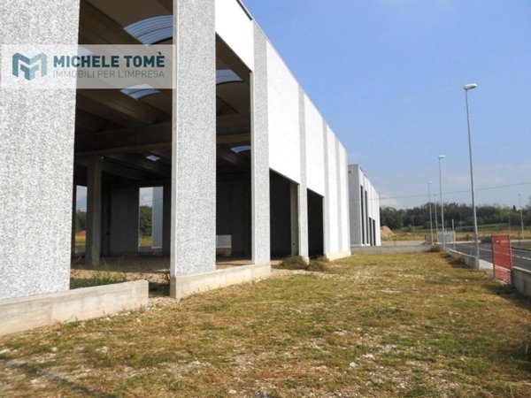 locale commerciale in vendita a Caprino Veronese