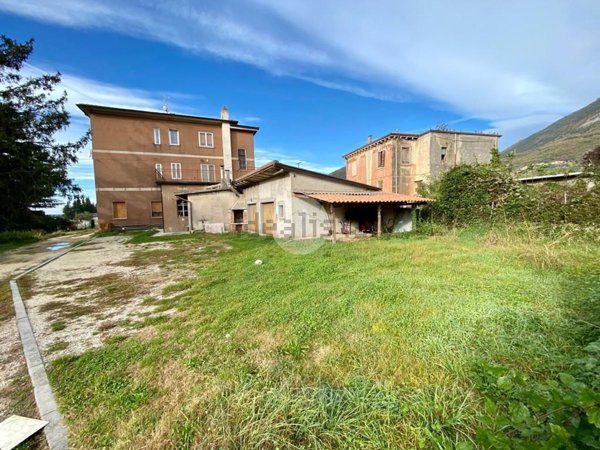 negozio in vendita a Caprino Veronese