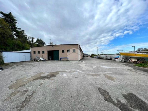 locale commerciale in vendita a Caprino Veronese