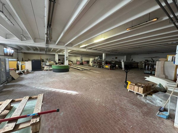 locale commerciale in vendita a Caprino Veronese