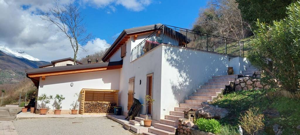 casa indipendente in vendita a Caprino Veronese