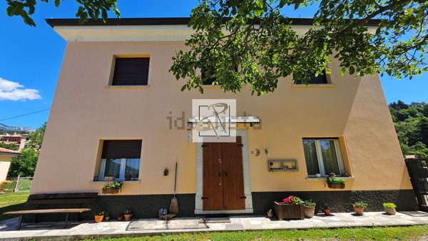 casa indipendente in vendita a Caprino Veronese in zona Spiazzi