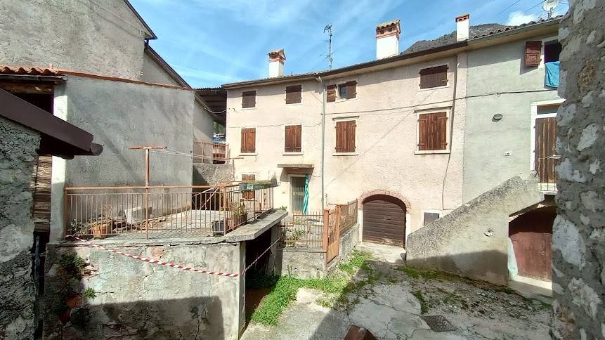 casa indipendente in vendita a Caprino Veronese