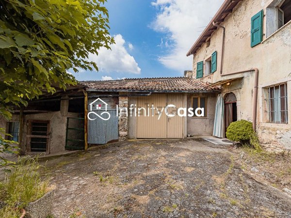 esavano in vendita a Caprino Veronese