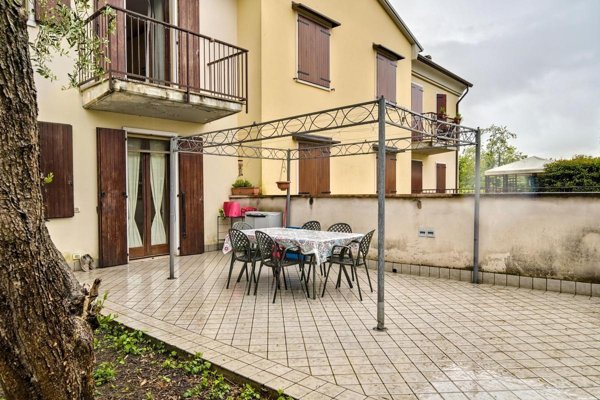 casa indipendente in vendita a Caprino Veronese in zona Pesina