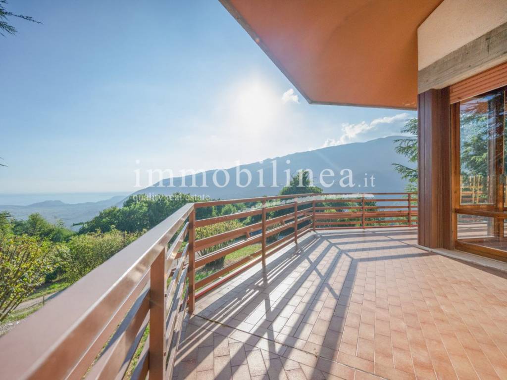 casa indipendente in vendita a Caprino Veronese in zona Spiazzi