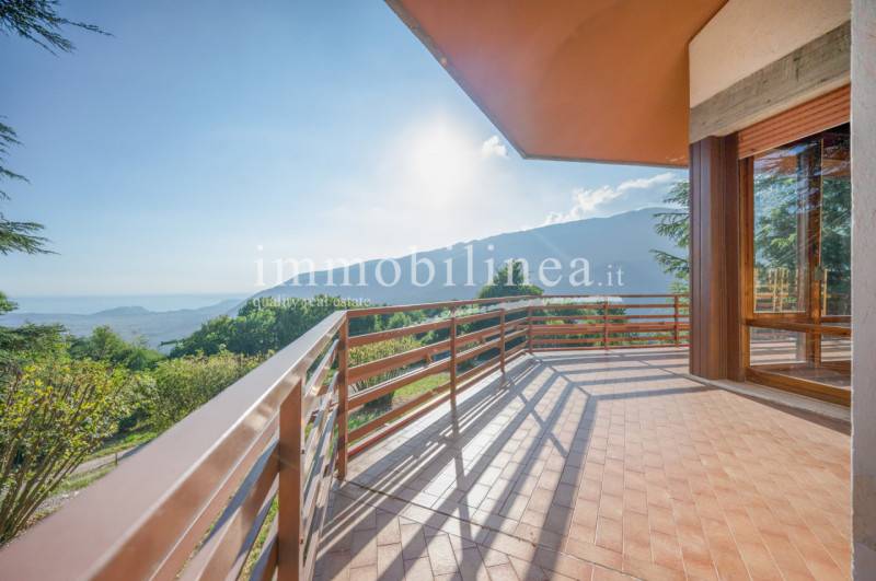 casa indipendente in vendita a Caprino Veronese in zona Spiazzi