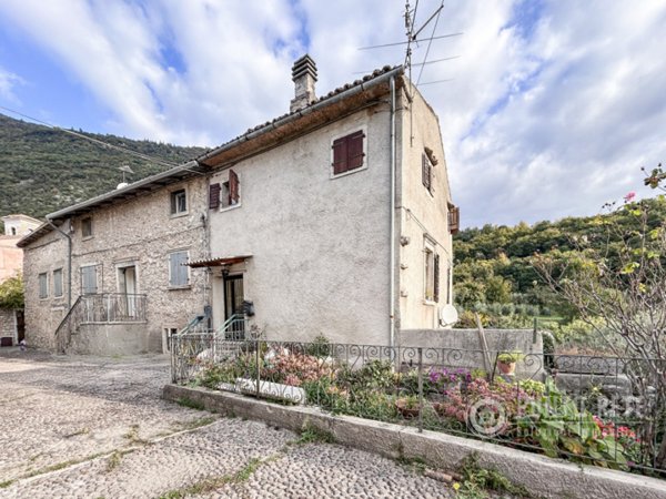 casa indipendente in vendita a Caprino Veronese