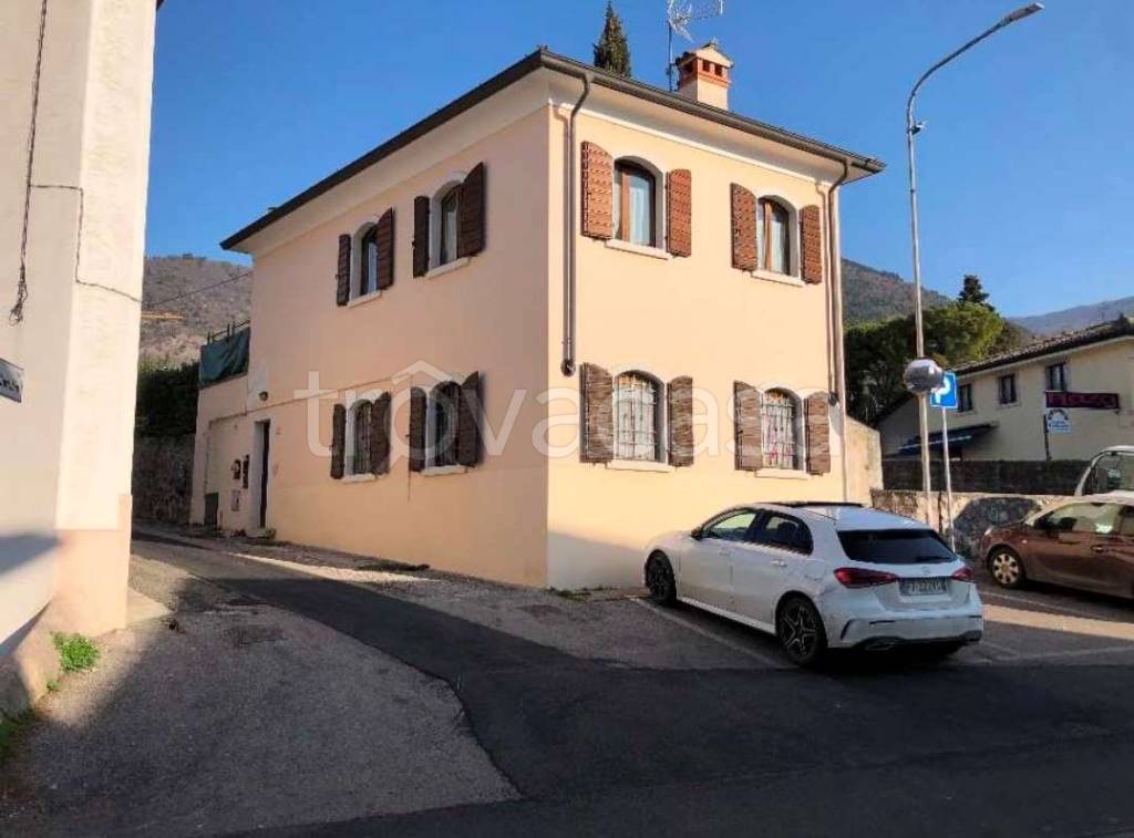 casa indipendente in vendita a Caprino Veronese in zona Pesina