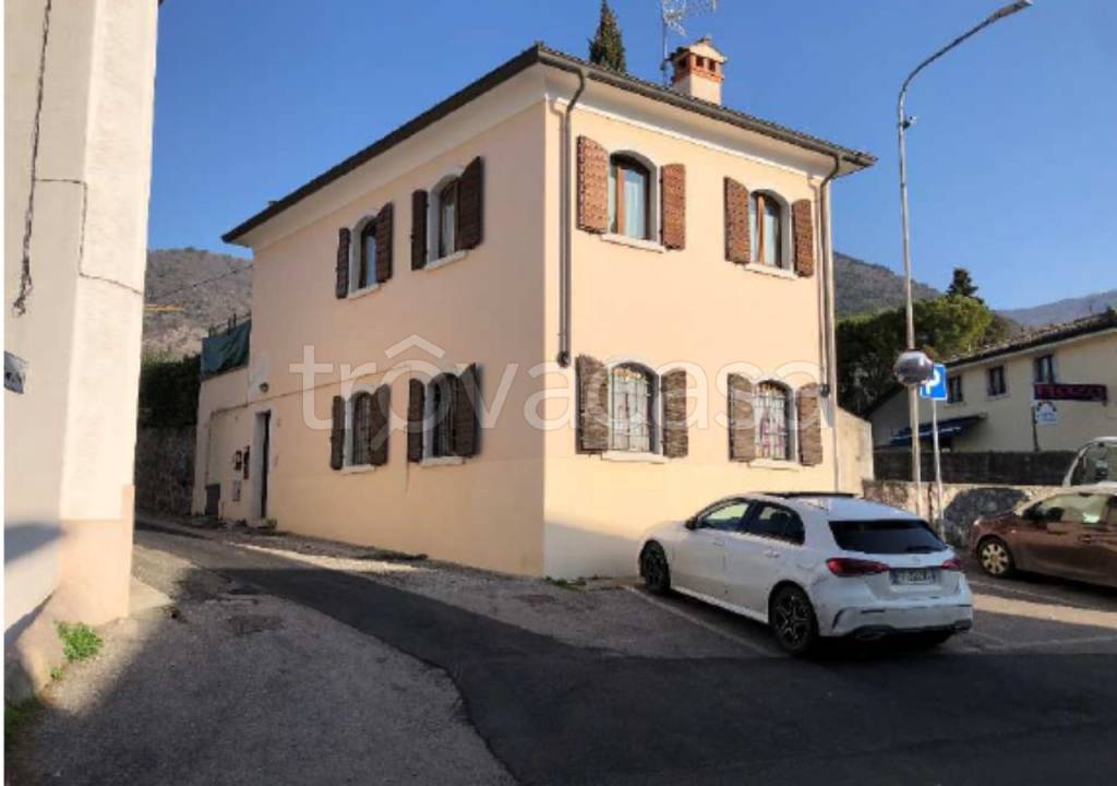 casa indipendente in vendita a Caprino Veronese in zona Pesina