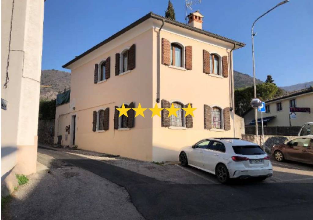 casa indipendente in vendita a Caprino Veronese in zona Pesina