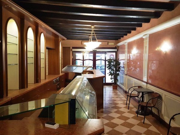 negozio in vendita a Caprino Veronese