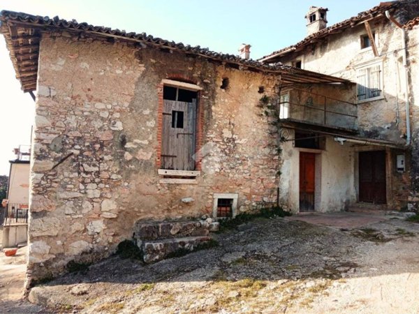 esavano in vendita a Caprino Veronese in zona Pesina