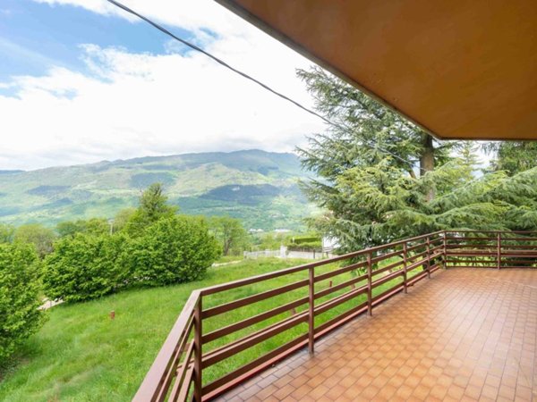 casa indipendente in vendita a Caprino Veronese in zona Spiazzi